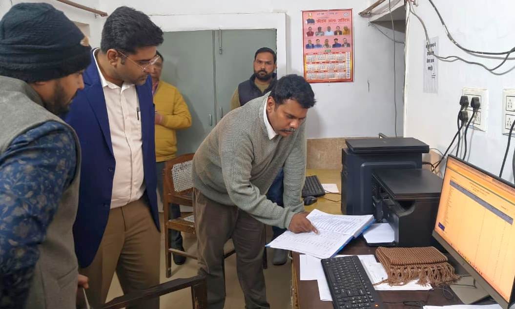 The District Magistrate reprimanded BDO Ailiya for not receiving proper feedback