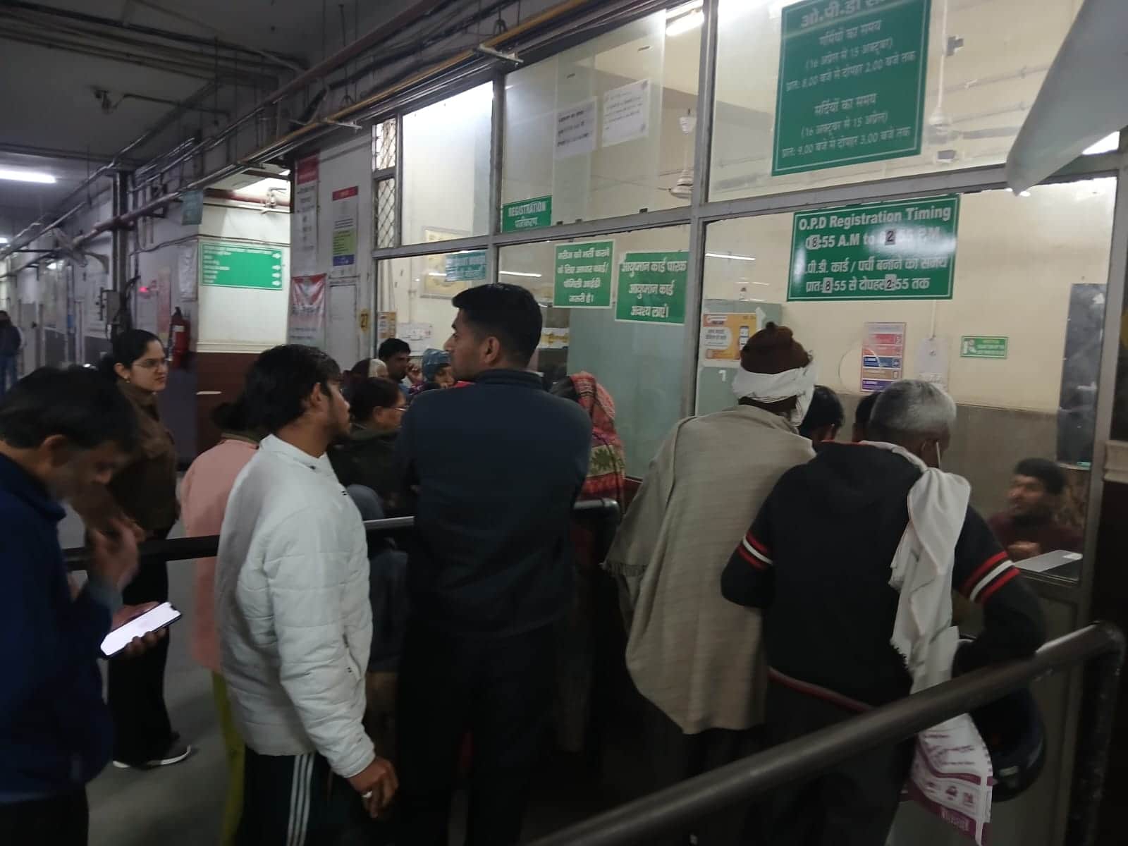 फोटो: 01रेवाड़ी। नागरिक अस्पताल में पर्ची कटवाने के लिए लगी मरीजों की लाईन। संवाद