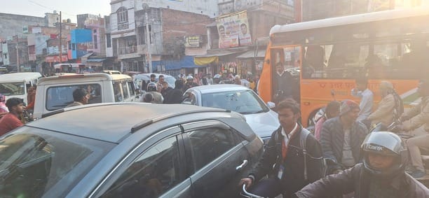 Demand for a ban on heavy vehicles in Gosaiganj; the public is suffering due to traffic congestion