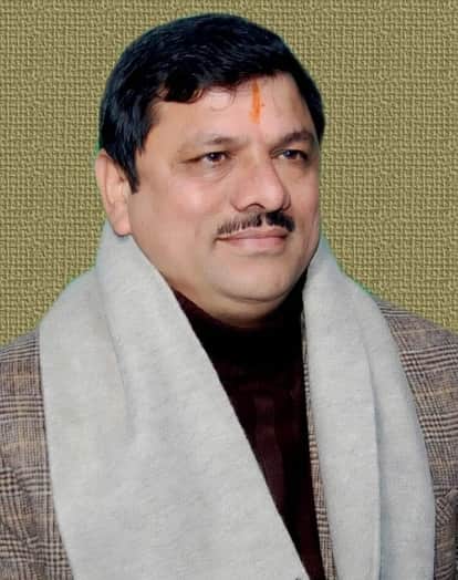 Reaction to the budget: The ruling party praised the budget, while the opposition called it a sham.