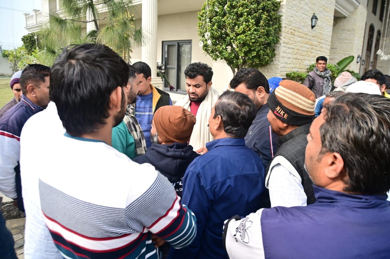 At the public meeting, MLA Devendra Kadian listened to people's problems.