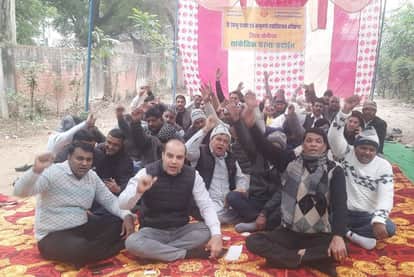 Work has come to a standstill in the Patwari offices; there is a demand to reinstate the six suspended Patwaris.