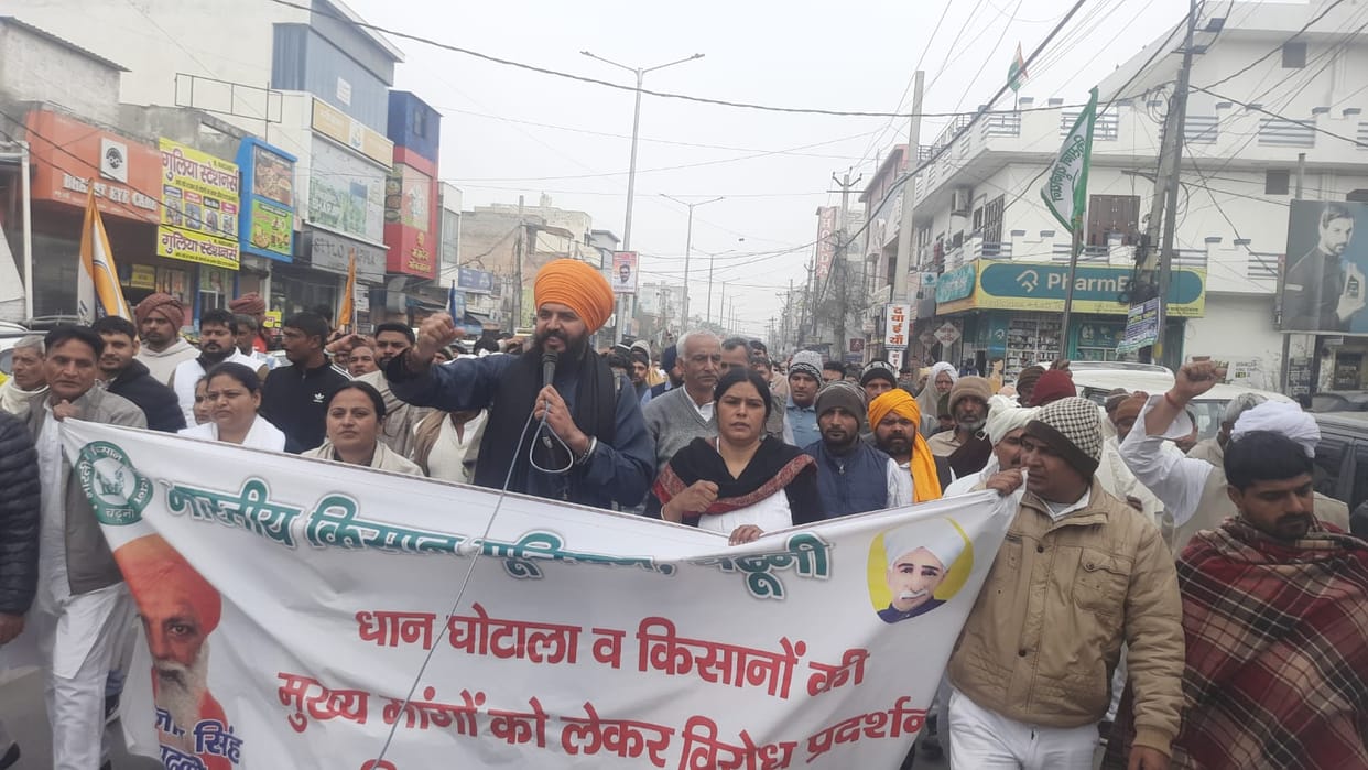 Farmers protest over MSP and loan waivers, submit memorandum to DC.