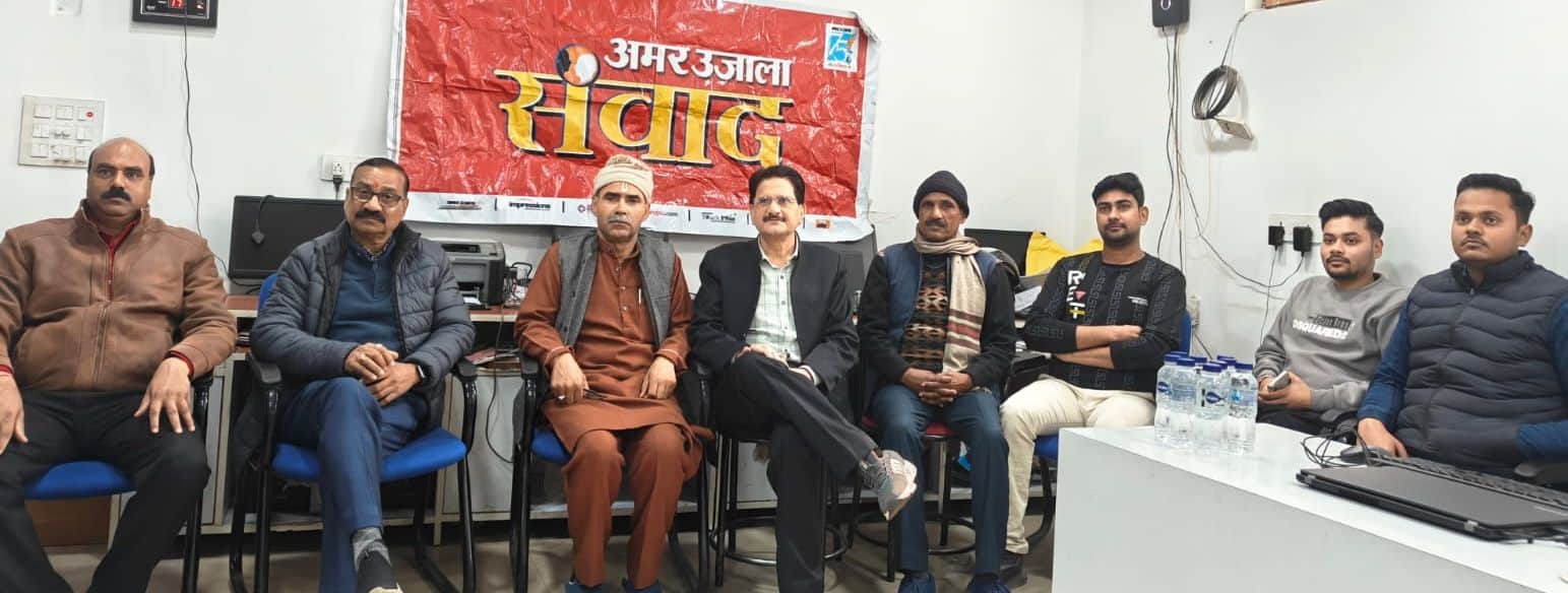 फोटो10कासगंज अमर उजाला कार्यालय पर आयोजित संवाद कार्यक्रम में बजट पर चर्चा करते कारोबारी ।