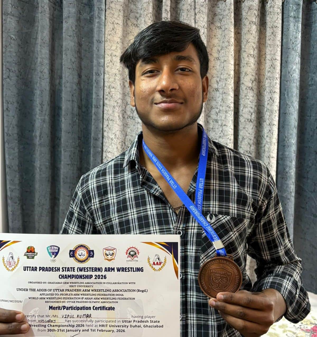 फोटो46आर्म रेसलिंग प्रतियोगिता में कांस्य पदक विजेता खिलाड़ी विपुल पुंढ़ीर  प्रशस्तिपत्र के