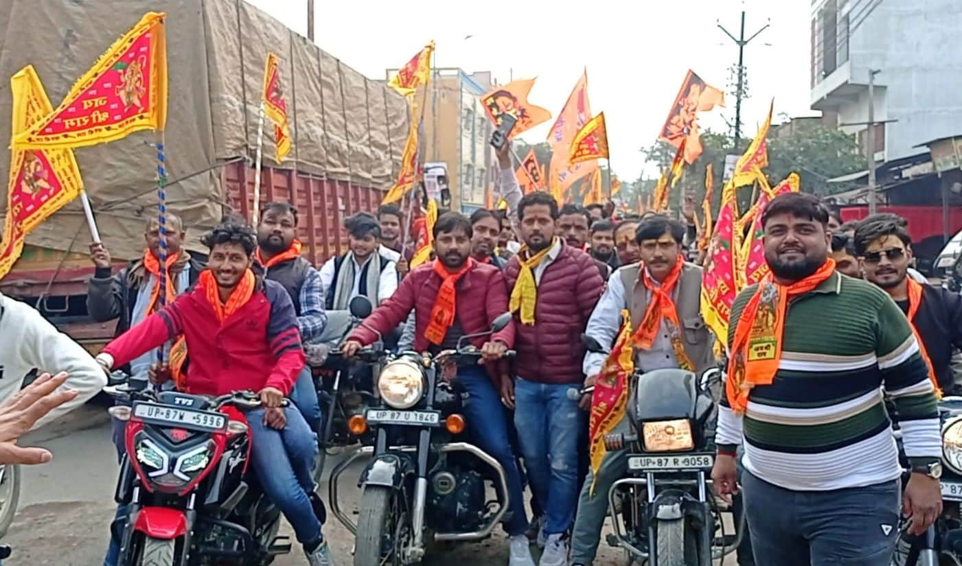 फोटो68गंजडुंडवारा में  हिन्दू  सम्मेलन के आयोजन के लिए बाइक रैली निकालते लोग। संवाद