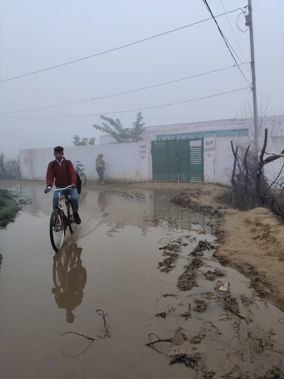 Waterlogging in front of the school troubles students