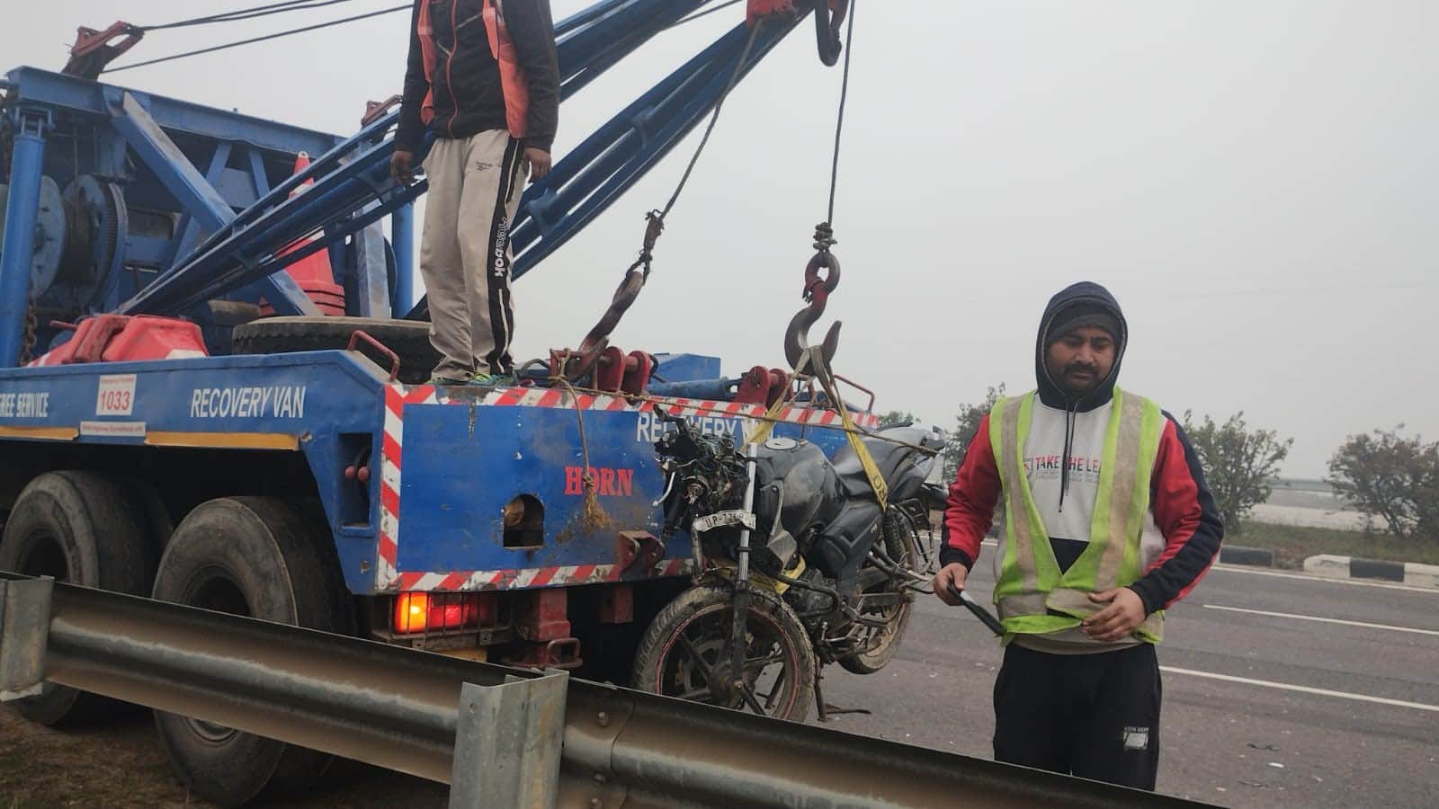 गोपीगंज हाईवे पर सड़क दुर्घटना के बाद क्रेन से बाईक ले जाते कर्मी। स्रोत जागरूक पाठक