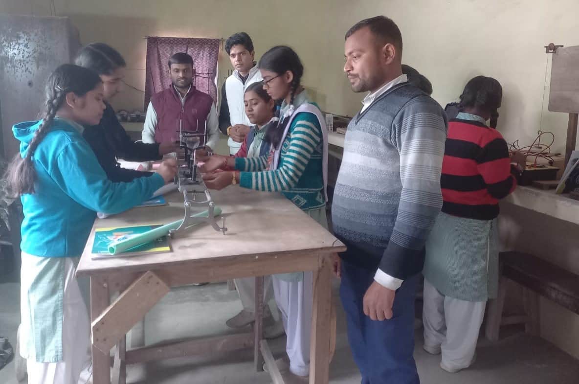 गौरव गर्ल्स इंटर कालेज बरदहा में प्रायोगिक परीक्षा देती छात्राएं। संवाद