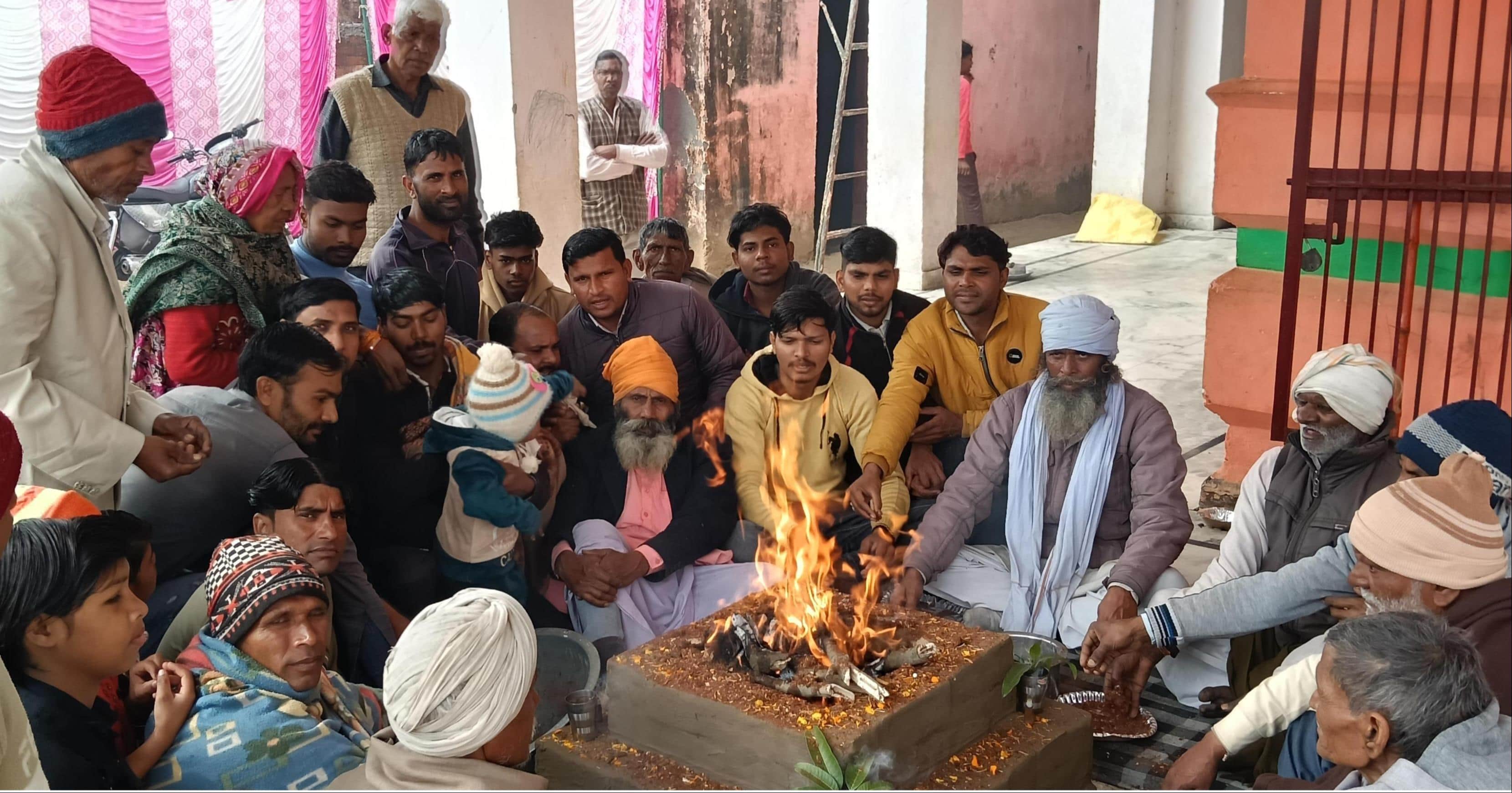 गांव हथछोया में श्री संत शिरोमणि रविदास महाराज आश्रम पर  करते हवन पूजन श्रद्धालु । संवाद