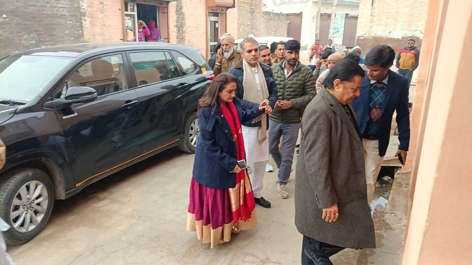 Daughter Durga lost in pictures after reaching her ancestral home