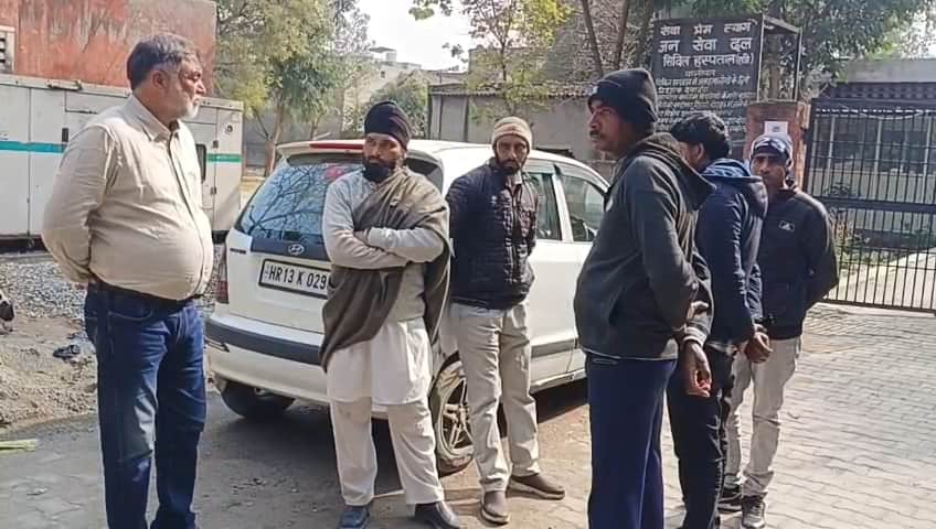 जिला नागरिक अस्पताल में मौजूद मृतक गुरदयाल के परिजन। संवाद