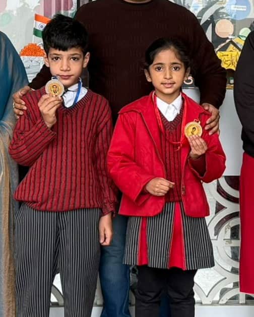 जीत हासिल करने पर खुशी जाहिर करते विजेता। स्रोत : कोच