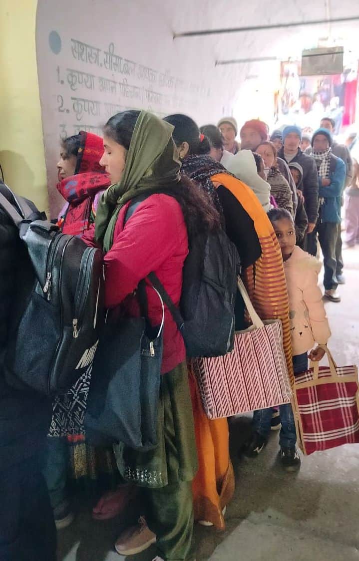  झूलाघाट स्थित अंतरराष्ट्रीय झूलापुल पर लगी लोगों की भीड़। संवाद