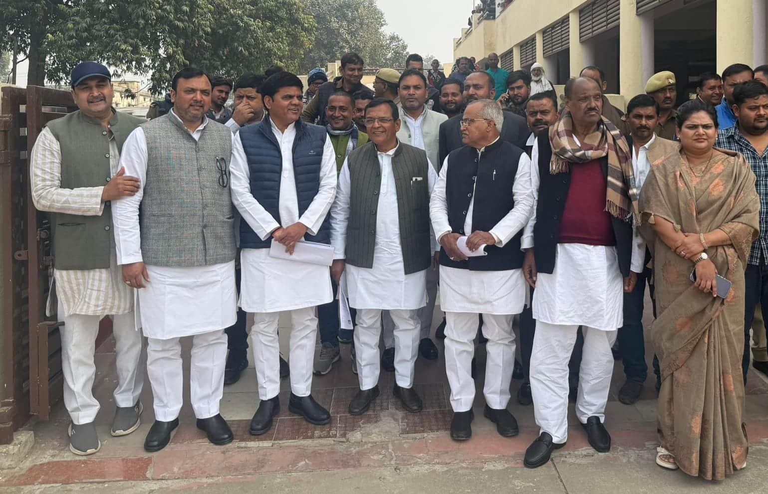 कलेक्ट्रेट में ज्ञापन सौंपने जाते सपा नेता। संवाद