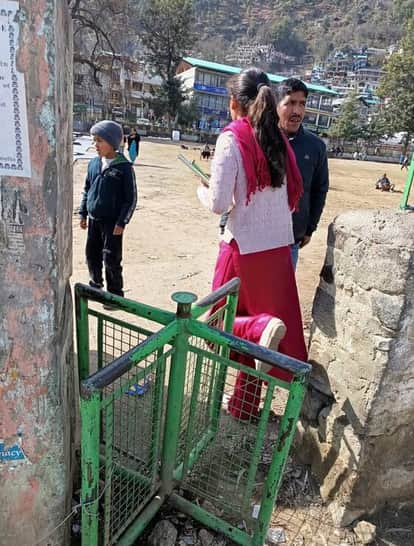 The ground is open, the roads are closed, people are jumping over the wall to see the fountain.