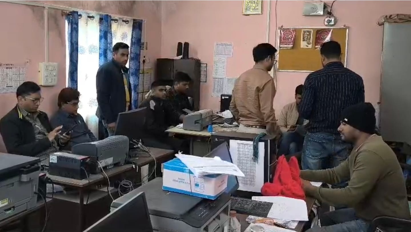 कार्रवाई करती टीम