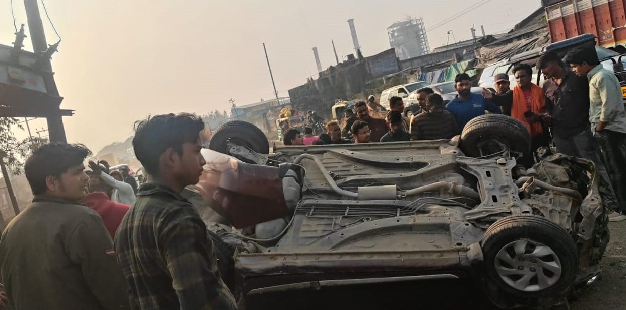 A car overturned on the highway after going out of control; three students were injured.