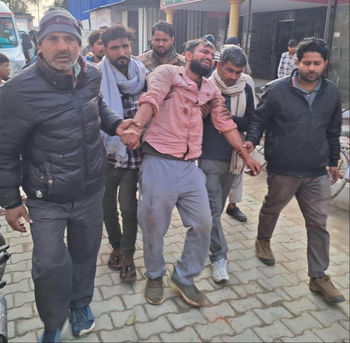 कांधला सीएचसी में विलाप करता मृतक का  भाई । संवाद