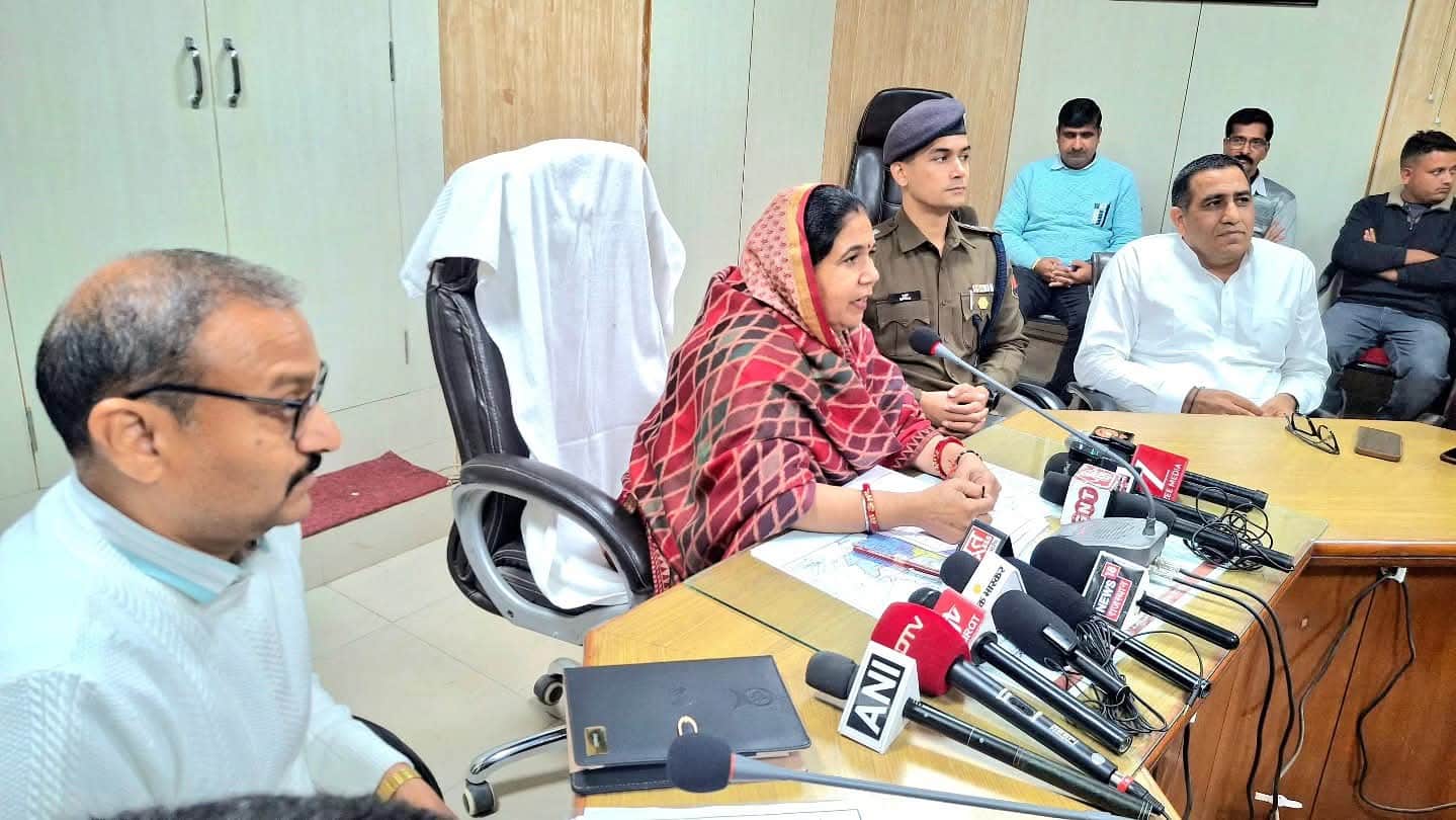 मीडिया को संबोधित करती हुई राज्य मंत्री डॉ मंजू बागमर