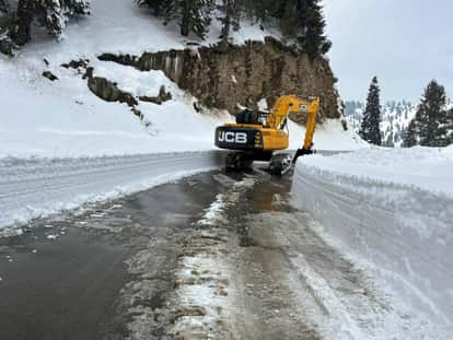 Srinagar, Heavy Snowfall, Mughal Road, BRO Start Snow Remove Work