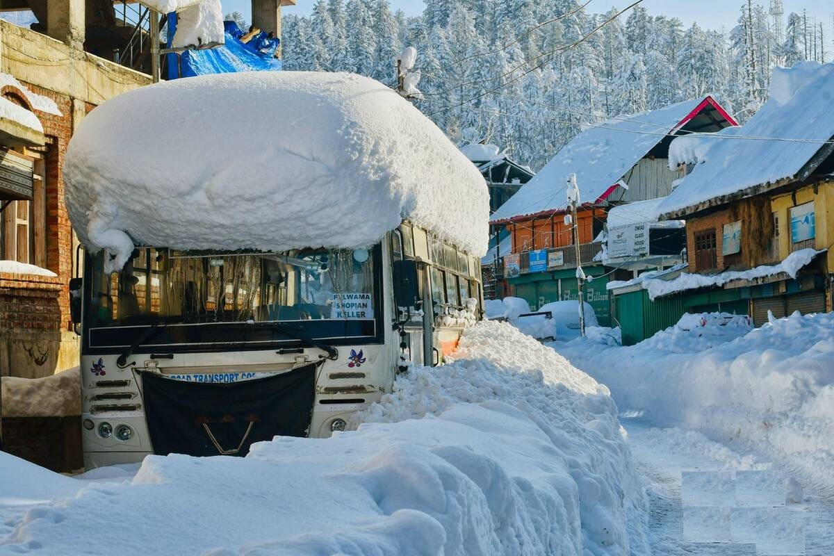 Srinagar, Rain in Morning, Snowfall At Mountains