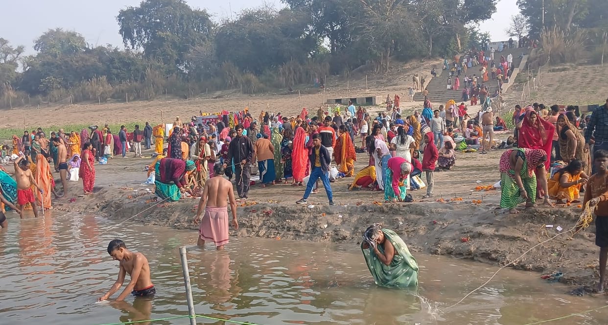 Magh Purnima: 70,000 devotees took a dip in the Ganges.