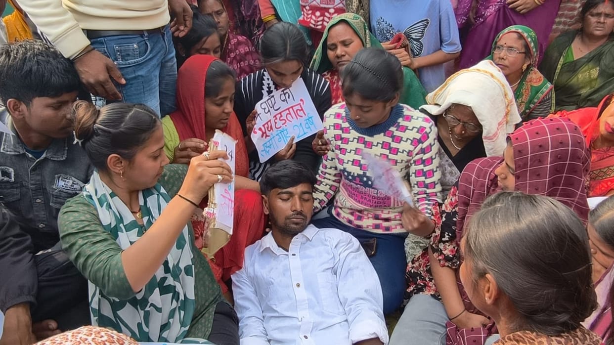 Students are on a hunger strike; one student fainted; women are spending the night singing folk songs.