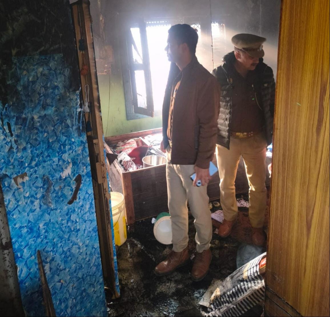 Fire broke out on the third floor due to short circuit, causing loss of lakhs