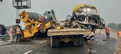 Two accidents occurred at the same spot on the Purvanchal Expressway, resulting in one death and seven injuries.
