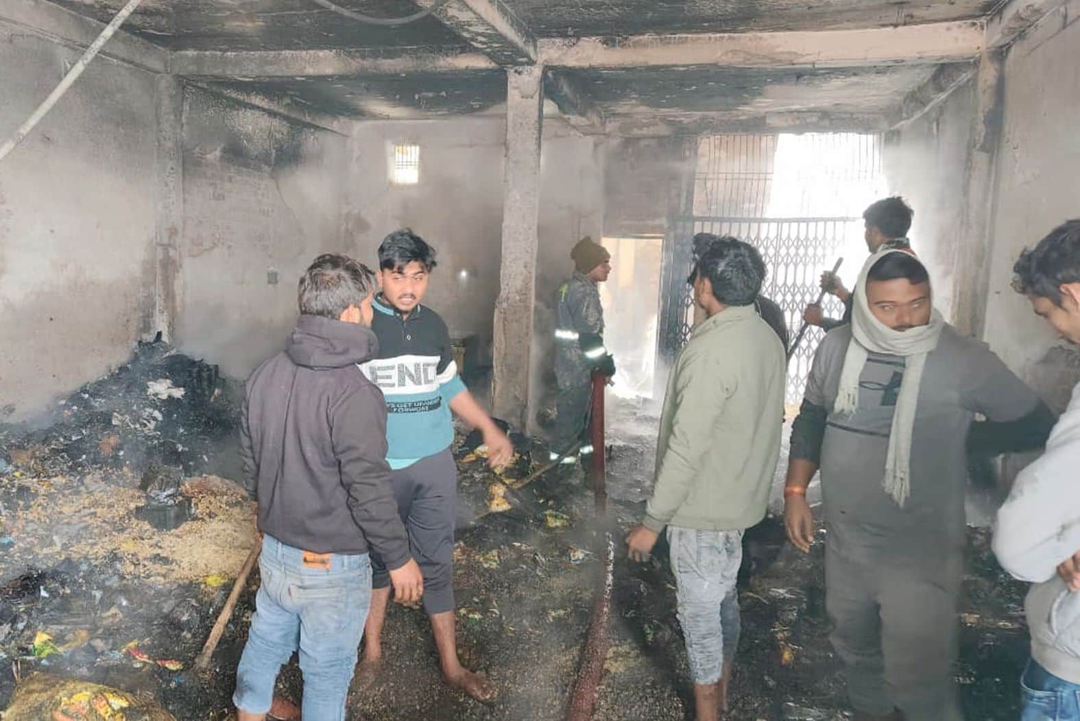 मोतिगरपुर के कालीगंज बाजार में शॉर्ट सर्किट से जली किराना की द़ुकान