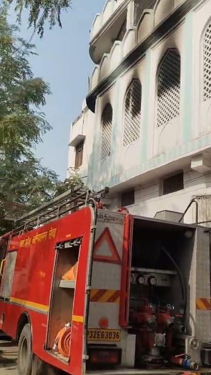 Lucknow News: मदरसे में लगी आग, 150 बच्चों ने भाग कर बचाई जान Madrasa caught fire, 150 children escaped to save their lives