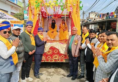 Saint Ravidas was worshipped with reverence and a procession was taken out.