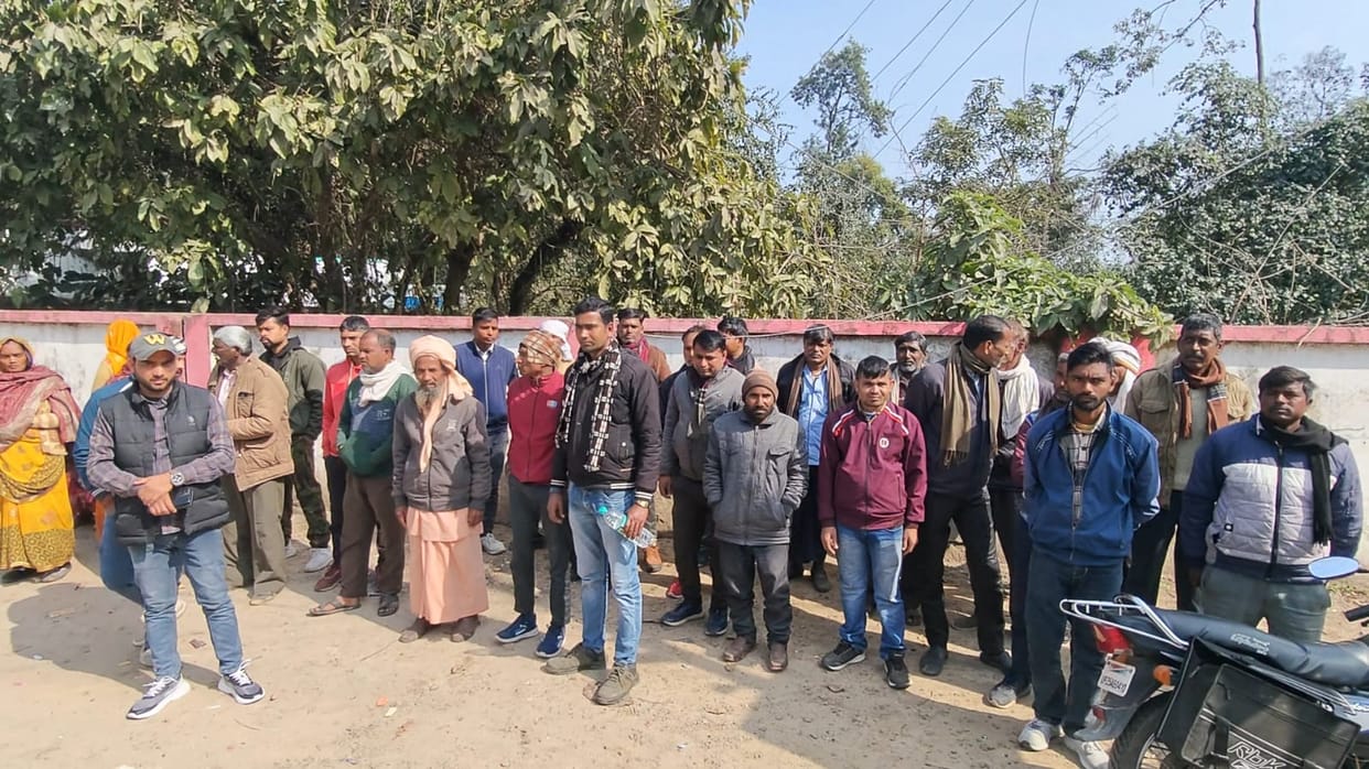 Accused of filing a fake report, villagers led by the village head reached the SP office.
