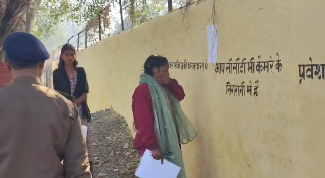 प्रवेश न मिलने पर परीक्षा केंद्र के बाहर रोते-बिलखते परीक्षार्थी