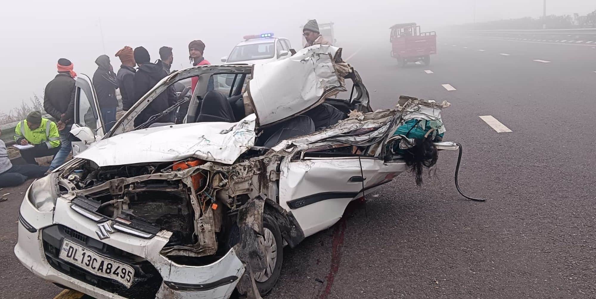 पूर्वांचल एक्सप्रेस वे पर हादसे के बाद क्षतिग्रस्त कार। 