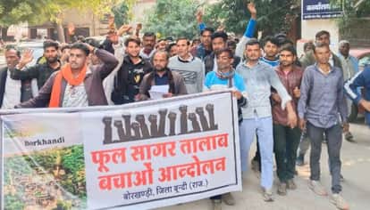 Bundi News: Villagers protest demanding action against builder over illegal filling of Phool Sagar pond