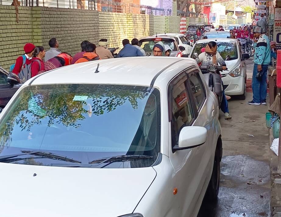 The haphazard parking of vehicles on Kanya School Road causes traffic jams