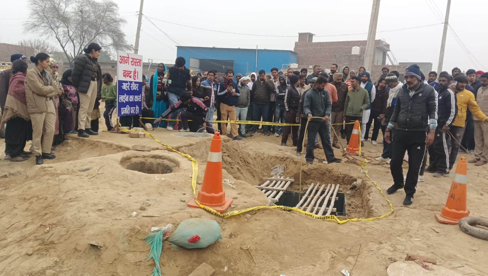 रेस्क्यू अभियान के तहत टीम काम करती हुई। संवाद 