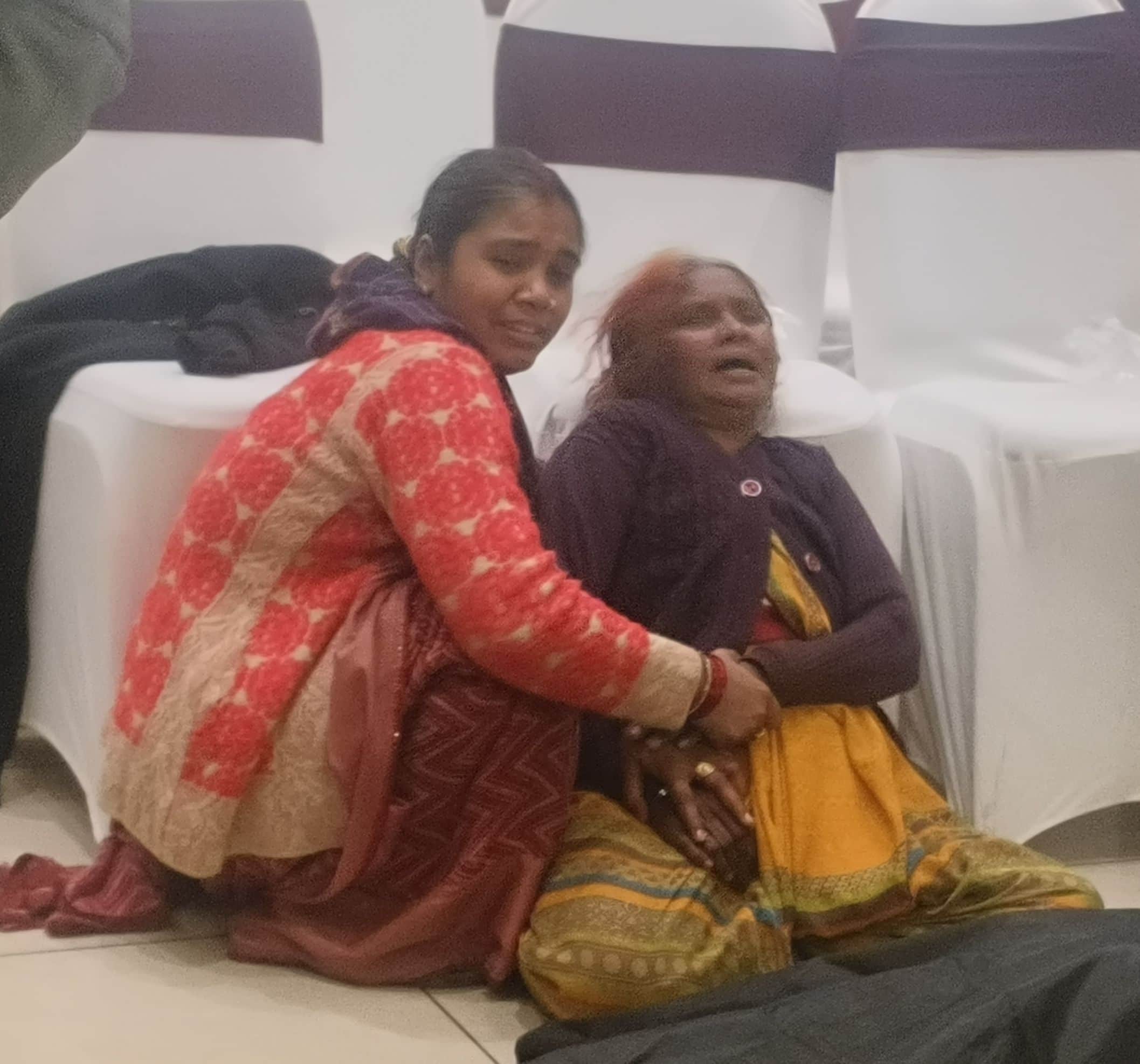 रेस्टोरेंट में रोते परिजन एवं जांच करती पुलिस। 