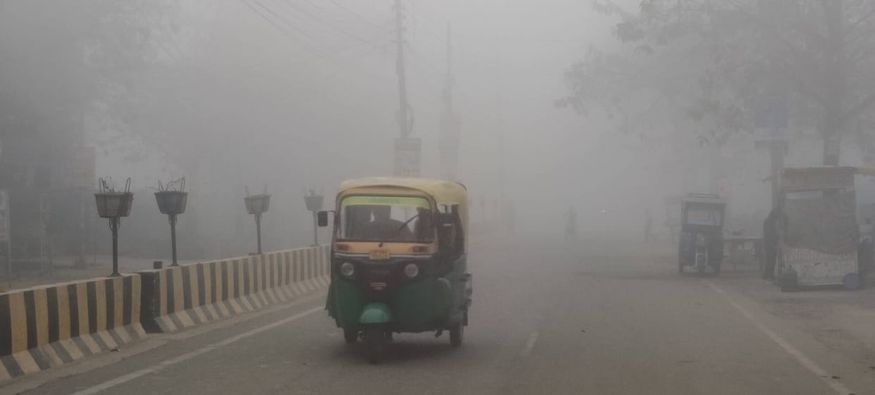 Dense fog prevailed in the morning, slowing down the speed of vehicles and increasing cold.