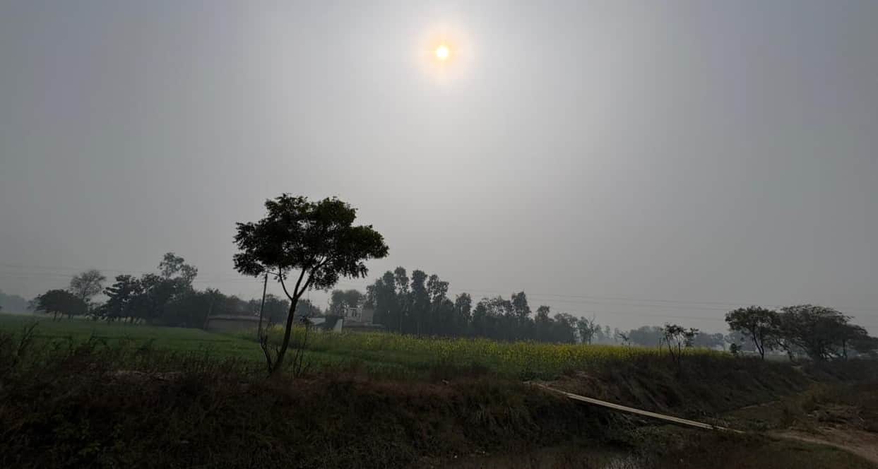 सुबह के समय निकल रहे भगवान भाष्कर। संवाद