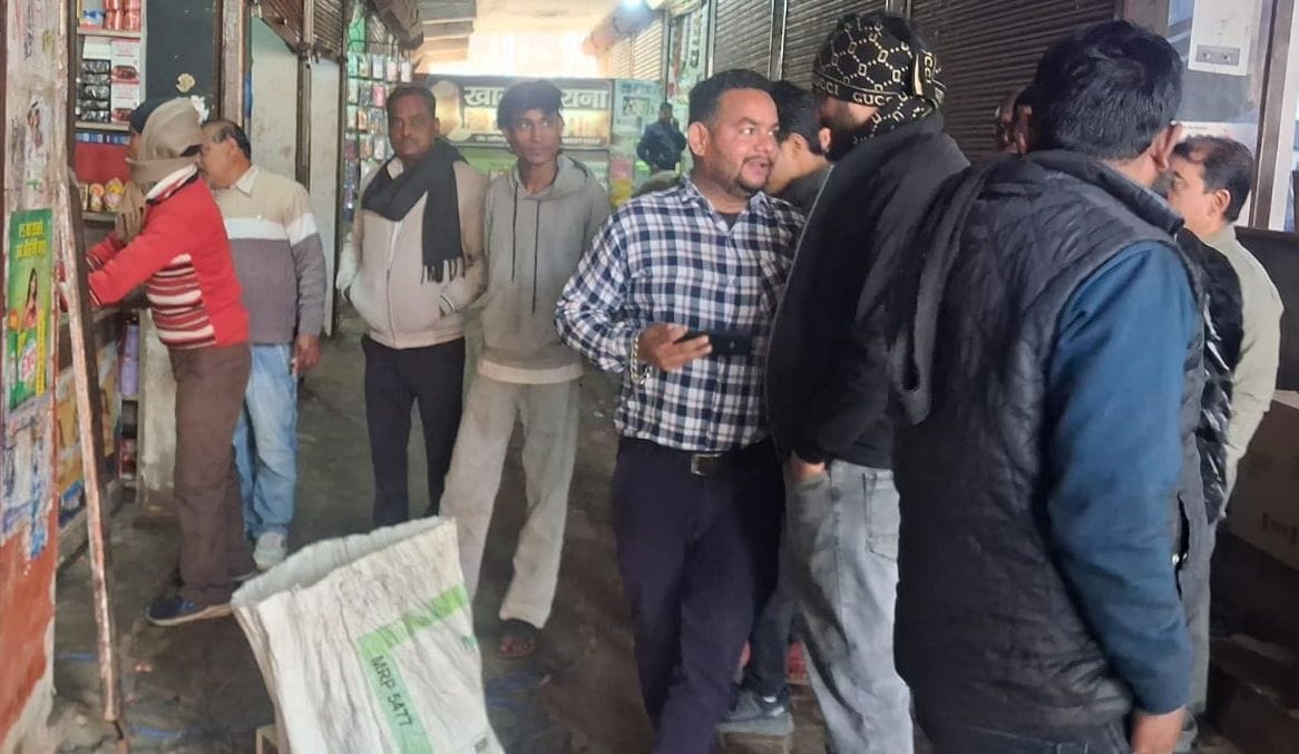 Thieves broke into the shop and fled after seeing the police.
