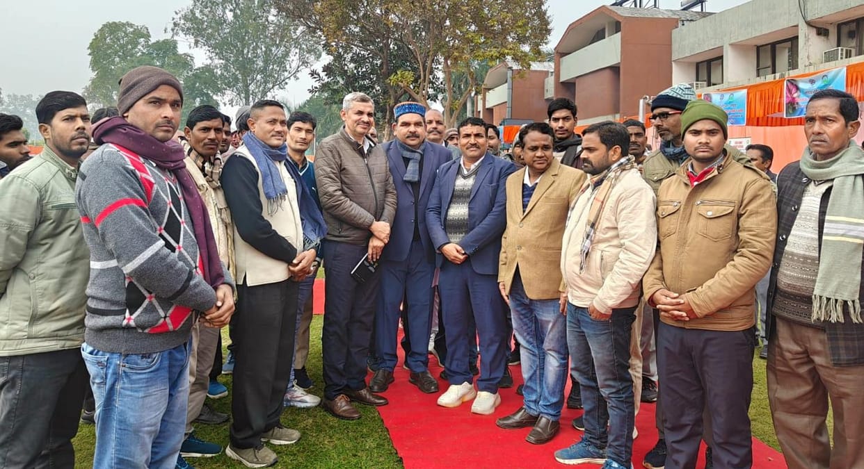KVK organized an educational tour for farmers at the CIMAP fair