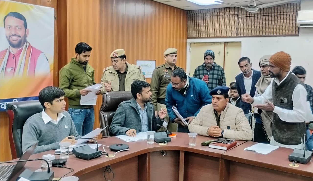 समाधान शिविर में शिकायतें लेकर पहुंचे लोग। स्रोत : प्रशासन