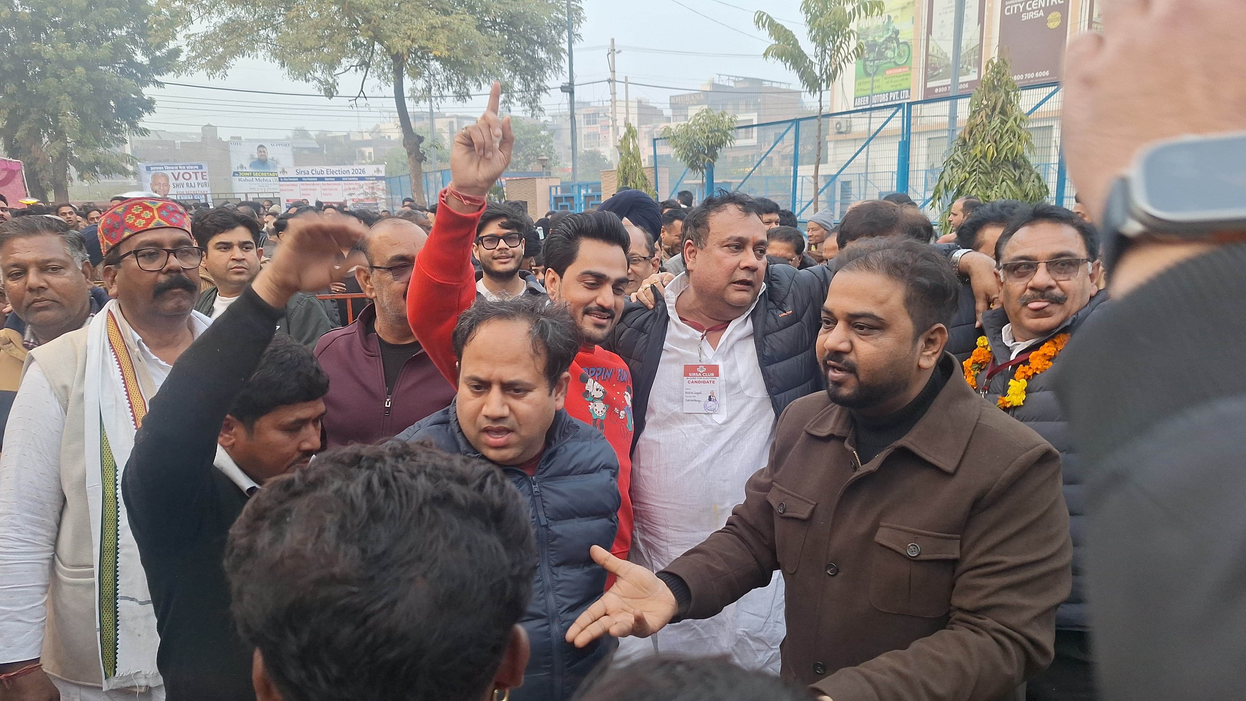 सिरसा क्लब में दोबारा सचिव का चुनाव जितने पर जश्न मनाते हुए।