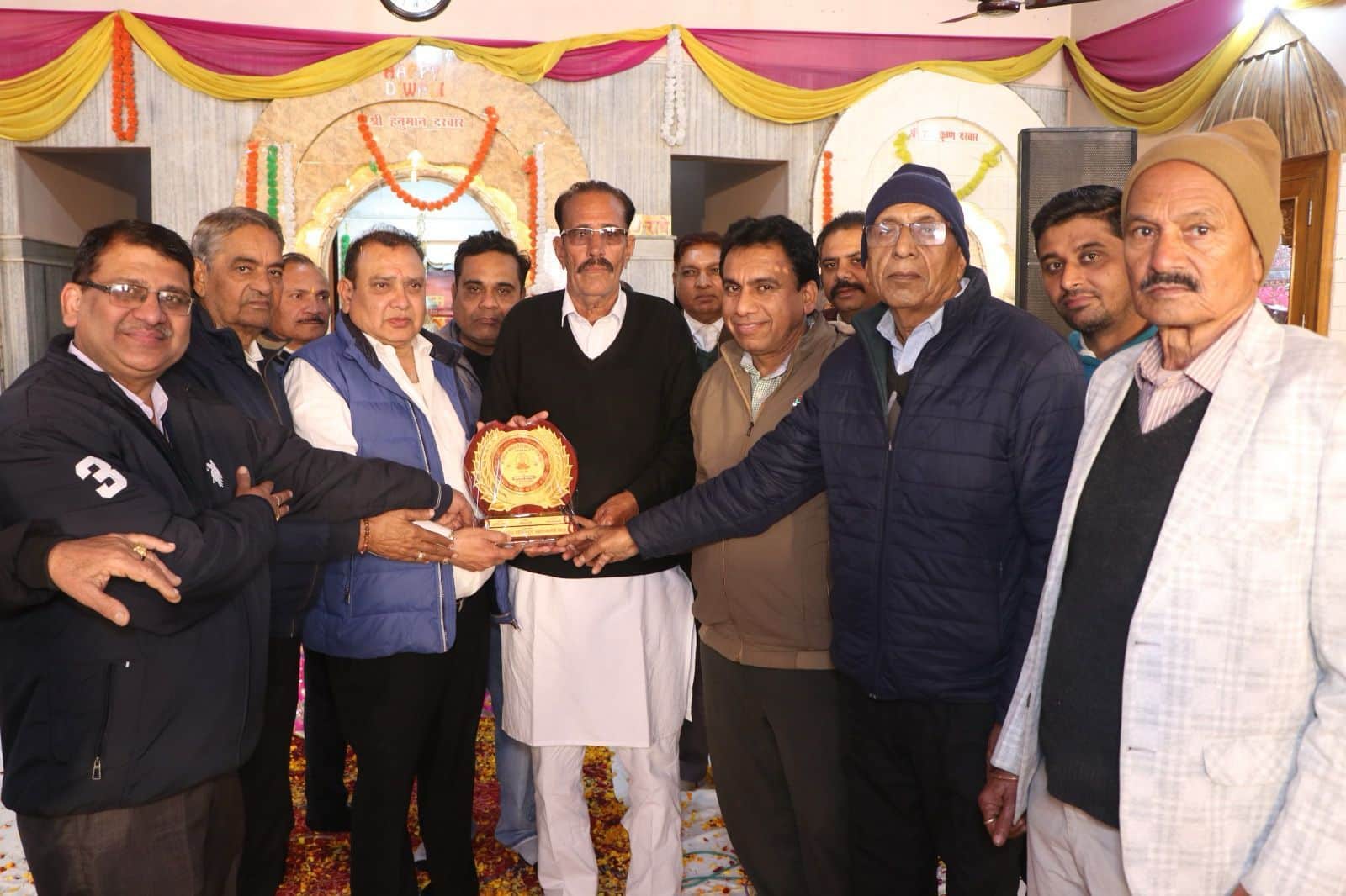 सिरसा।अग्रसेन कॉलोनी वेलफेयर सोसायटी के गठन के दौरान मौजूद सदस्य। सोसायटी