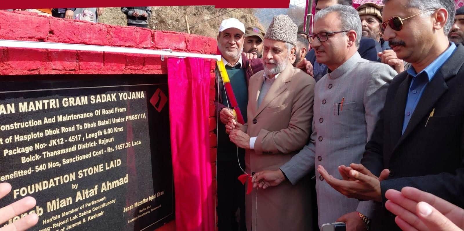 सासंद सड़क परियोजना का उद्घाटन करते हुए।