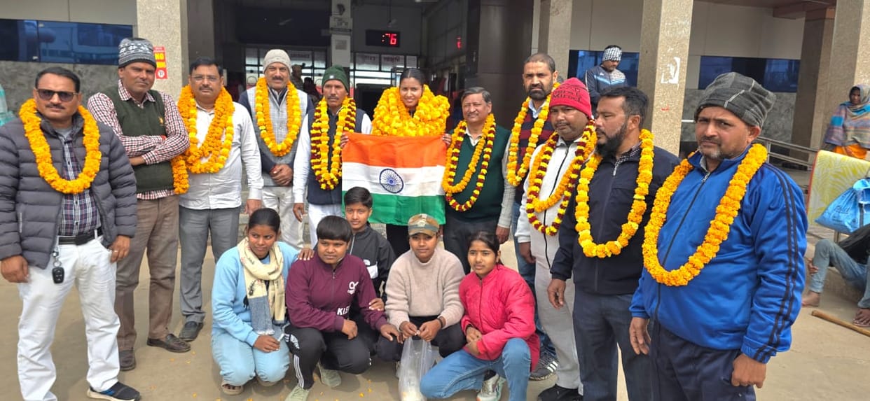 Upon returning from the competition, Sonali was welcomed at the railway station.
