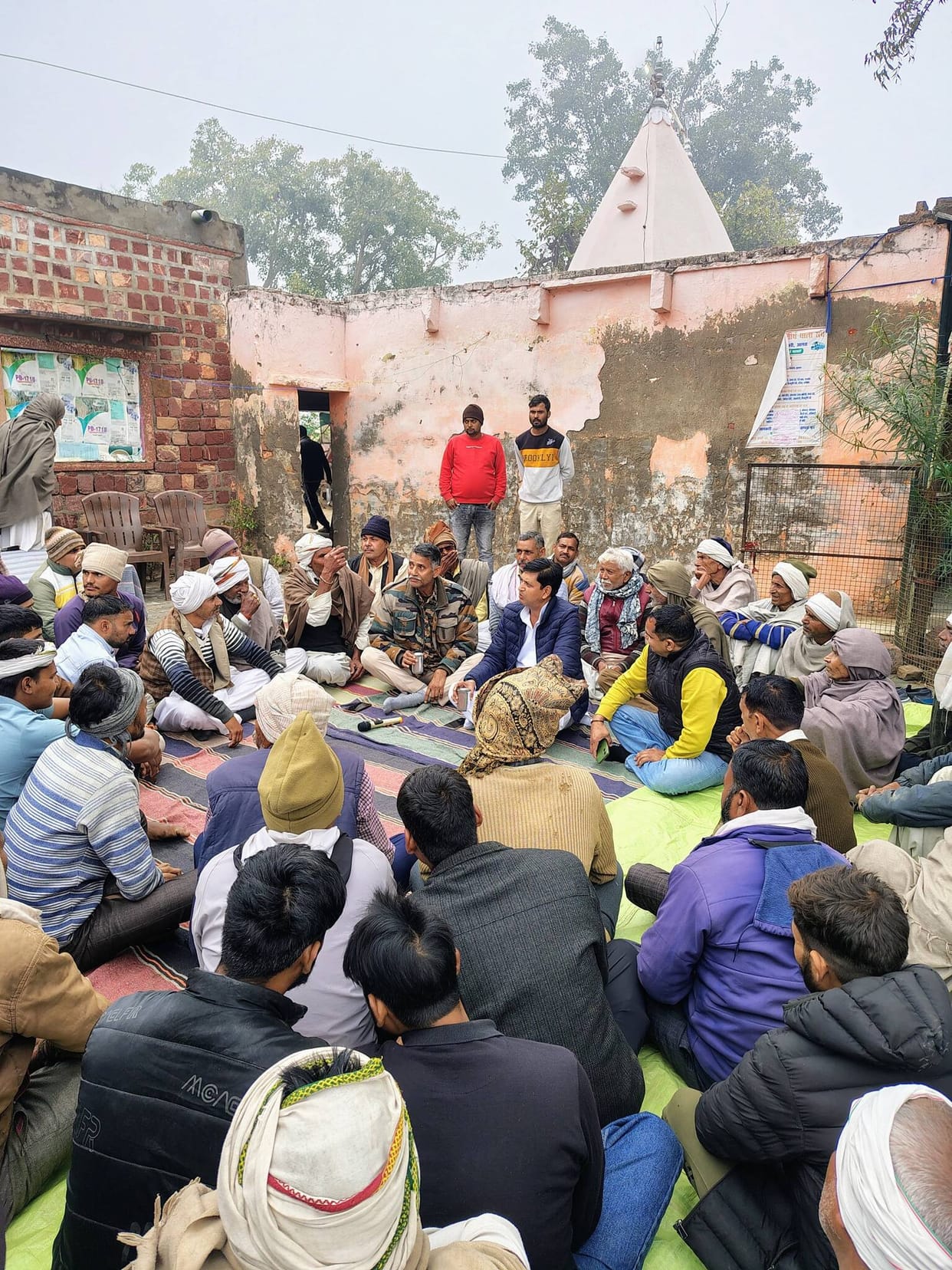 Congress workers warned of gherao if the road is not constructed.